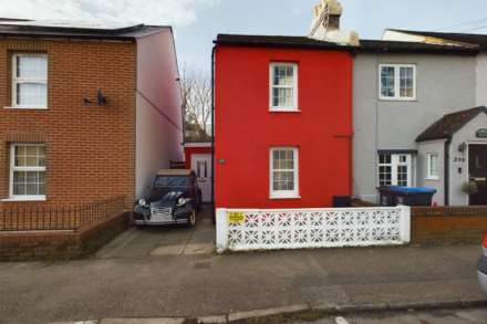2 Bedroom House, **  OFF ROAD PARKING  ** TOWN CENTRE COTTAGE, COTTERELLS, HP1