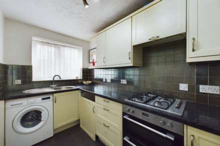 2 BED IN The Pastures, Fields End, HP1, Image 9