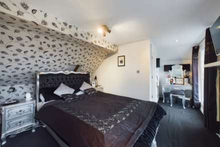 **  5 BED DETACHED  **  Little Catherells, HP1, Image 16