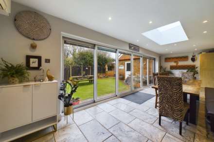 **  5 BED DETACHED  **  Little Catherells, HP1, Image 8