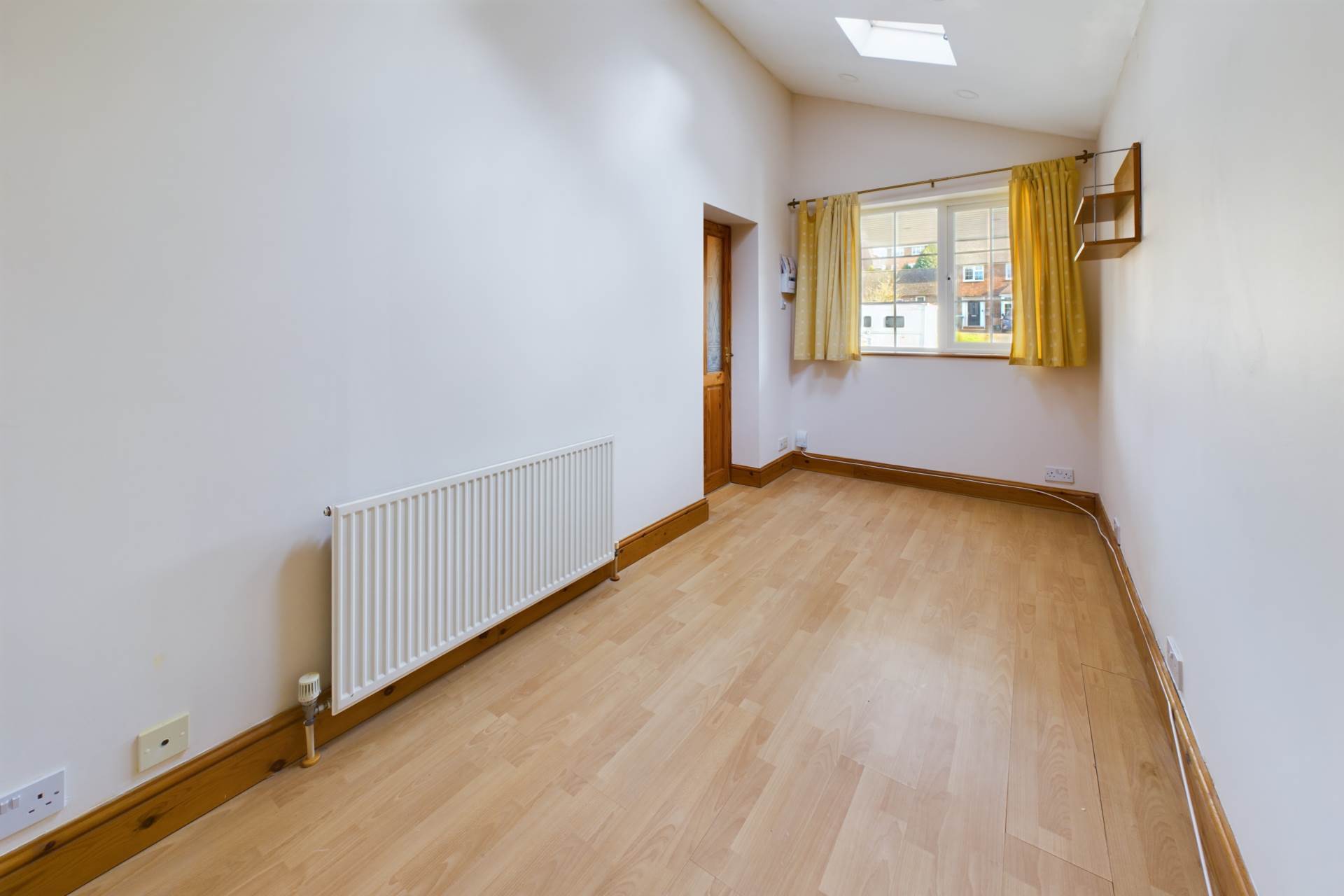 WELL PRESENTED 3 BED HOME WITH OFF-STREET PARKING & GARDEN, Image 6