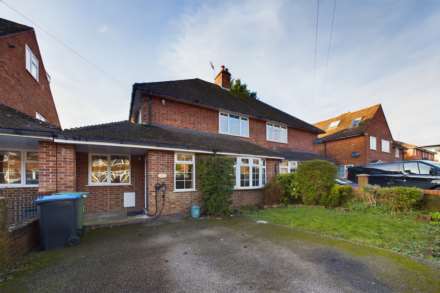 3 Bedroom House, WELL PRESENTED 3 BED HOME WITH OFF-STREET PARKING & GARDEN