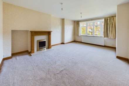 WELL PRESENTED 3 BED HOME WITH OFF-STREET PARKING & GARDEN, Image 3