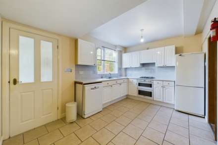 WELL PRESENTED 3 BED HOME WITH OFF-STREET PARKING & GARDEN, Image 4