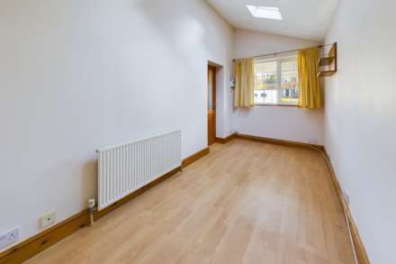 WELL PRESENTED 3 BED HOME WITH OFF-STREET PARKING & GARDEN, Image 6