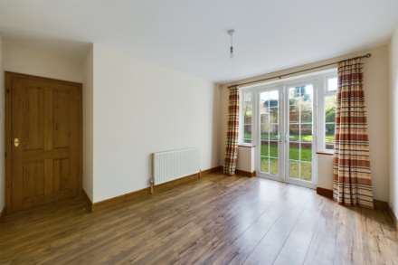 WELL PRESENTED 3 BED HOME WITH OFF-STREET PARKING & GARDEN, Image 7