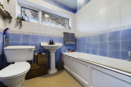 Green Lane, BOVINGDON, Image 13