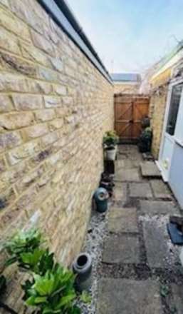 Green Lane, BOVINGDON, Image 24
