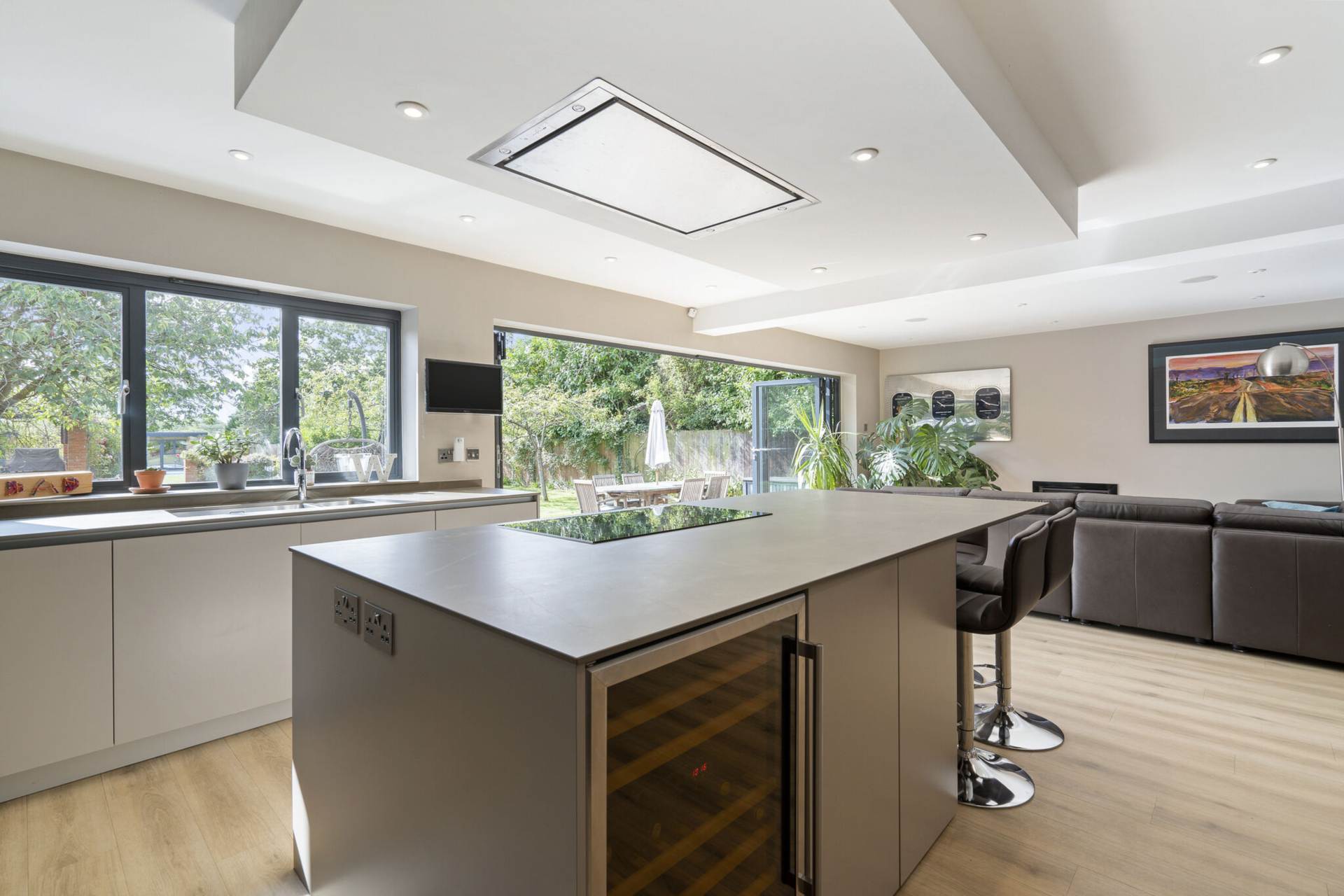 Southend Bradfield - wonderful views, walk to the village shop & post office, cricket pitch, pub/restaurant, Image 2