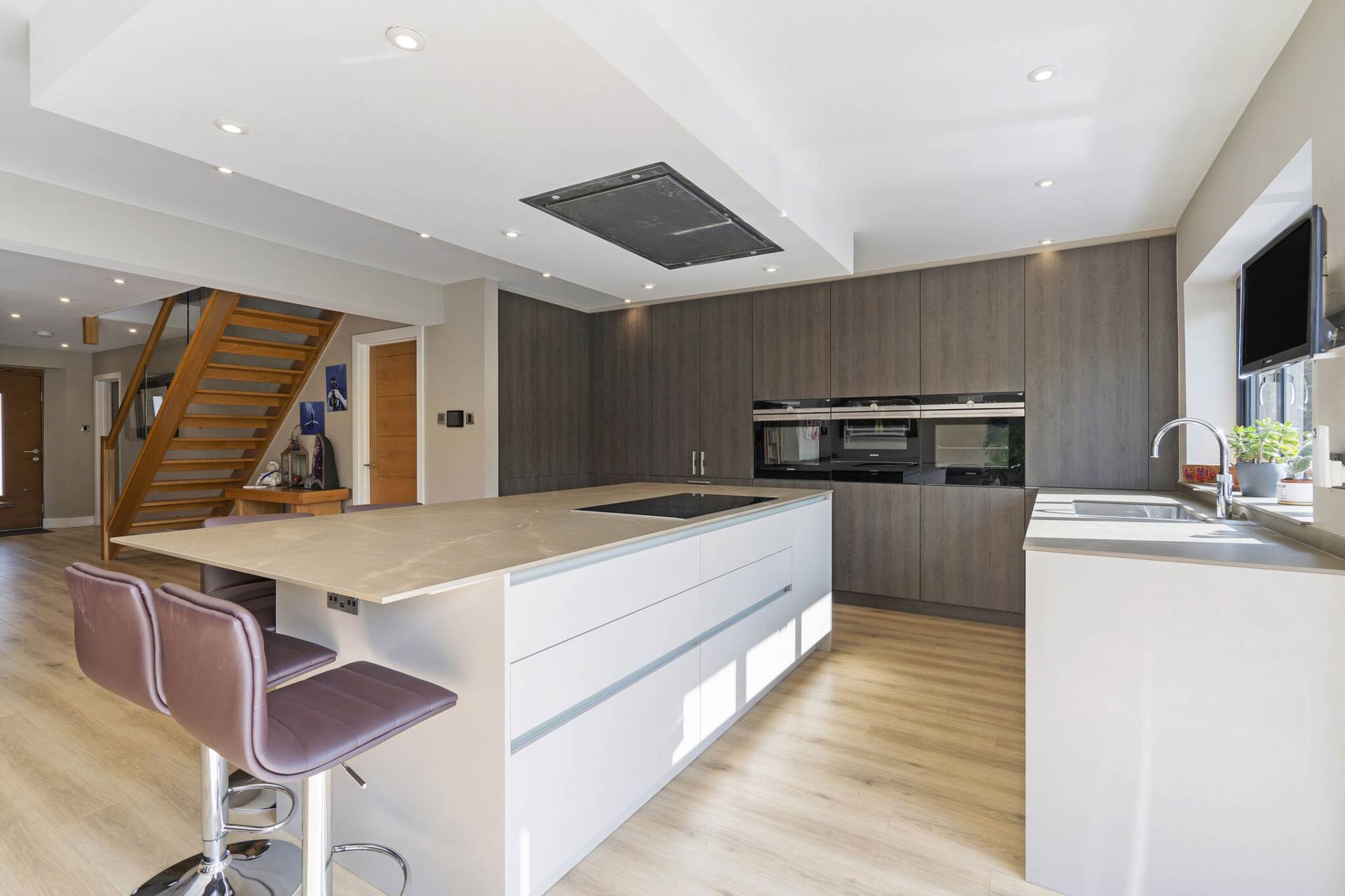 Southend Bradfield - wonderful views, walk to the village shop & post office, cricket pitch, pub/restaurant, Image 4