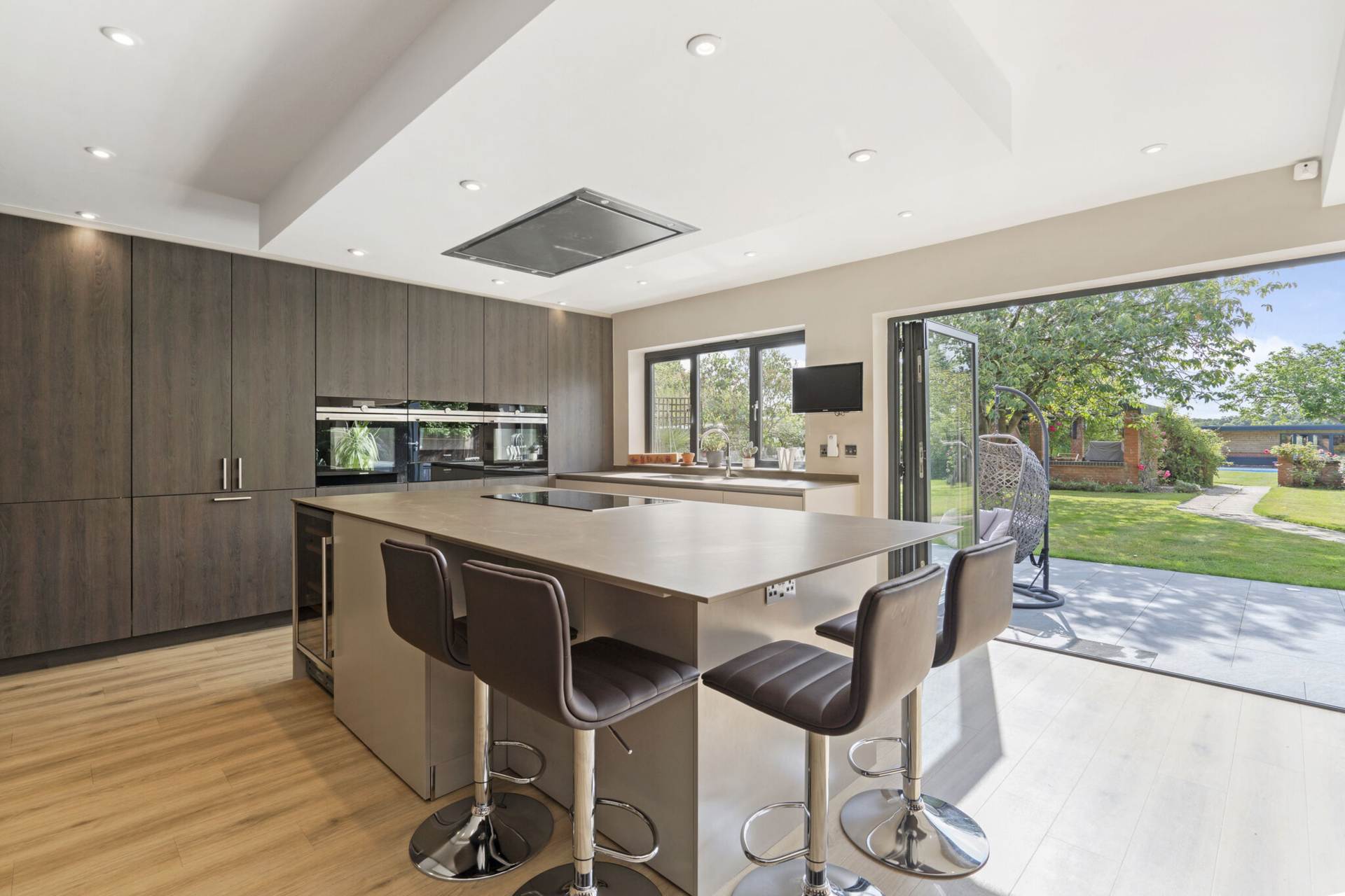 Southend Bradfield - wonderful views, walk to the village shop & post office, cricket pitch, pub/restaurant, Image 5