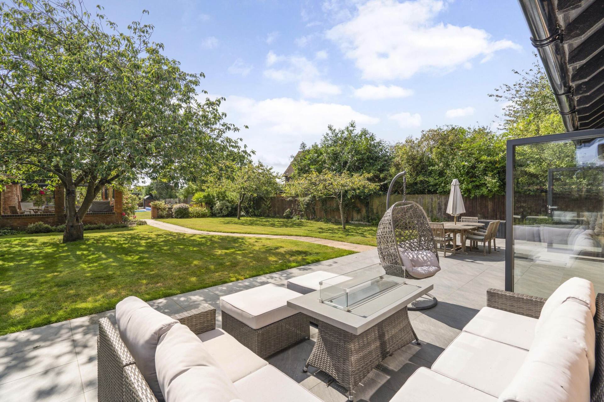 Southend Bradfield - wonderful views, walk to the village shop & post office, cricket pitch, pub/restaurant, Image 8