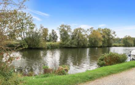 River Gardens, Purley On Thames, Berkshire, Image 11