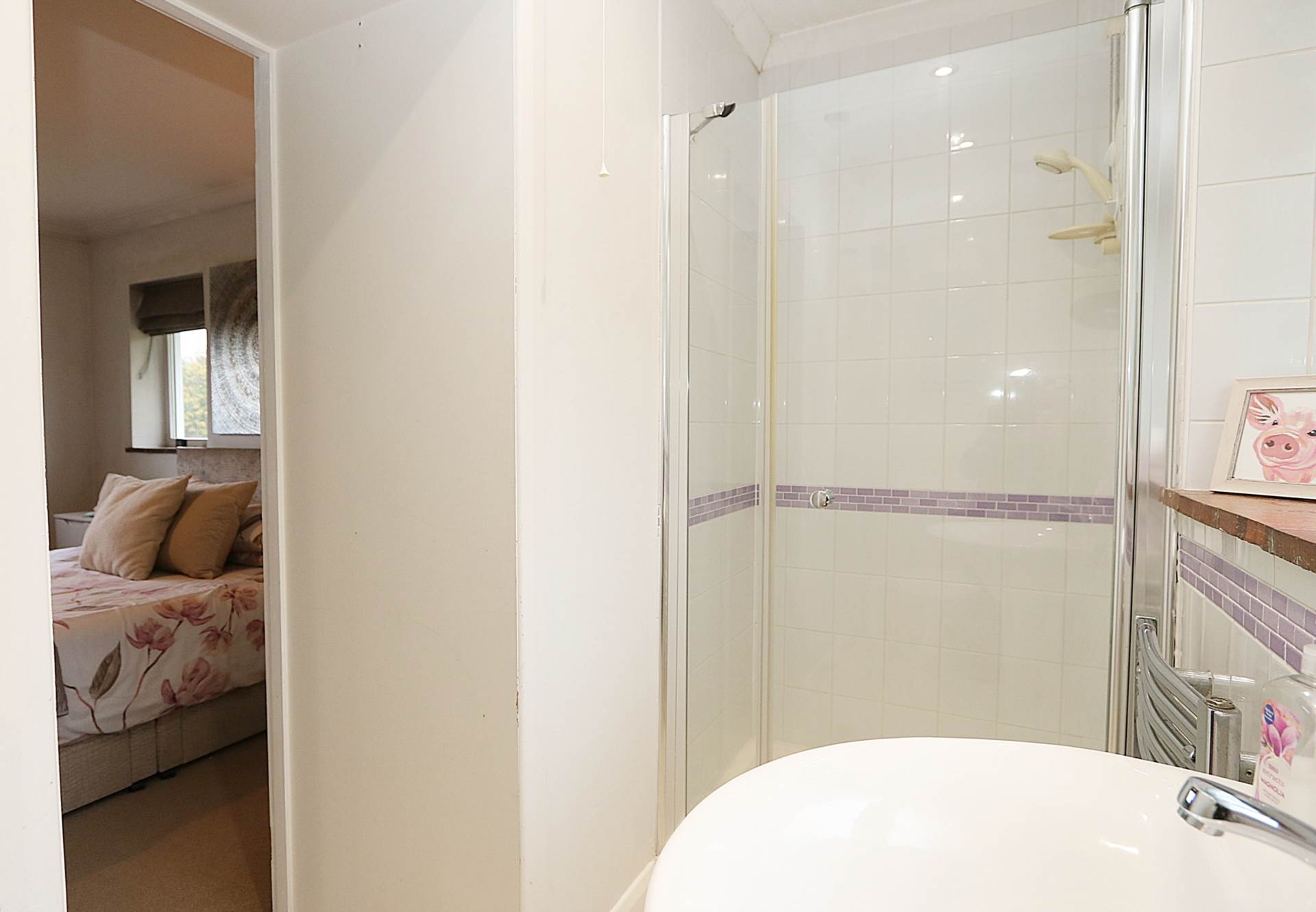 St James Close, Pangbourne - 5 bedrooms. Walk to shops & station to London,, Image 11