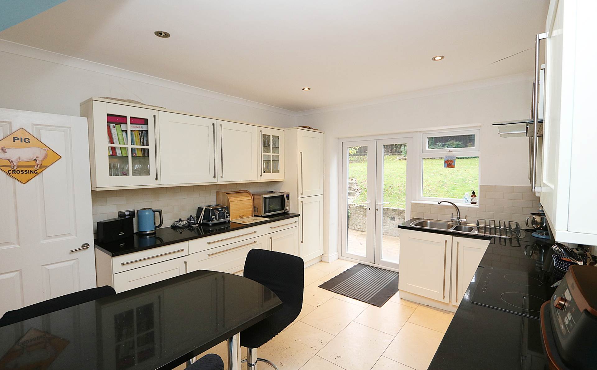 St James Close, Pangbourne - 5 bedrooms. Walk to shops & station to London,, Image 5