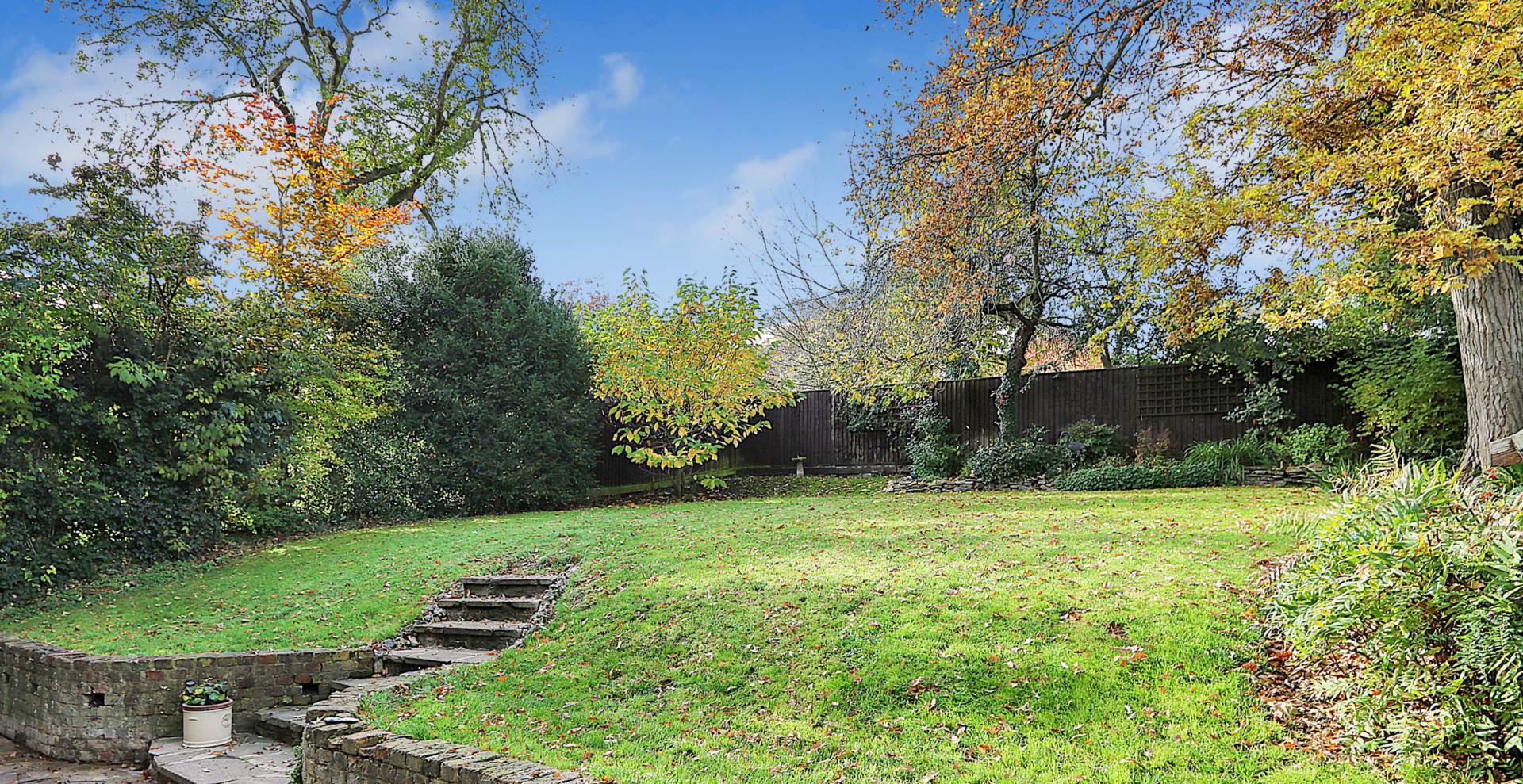 St James Close, Pangbourne - 5 bedrooms. Walk to shops & station to London,, Image 7