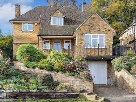 St James Close, Pangbourne - 5 bedrooms. Walk to shops & station to London,, Image 1
