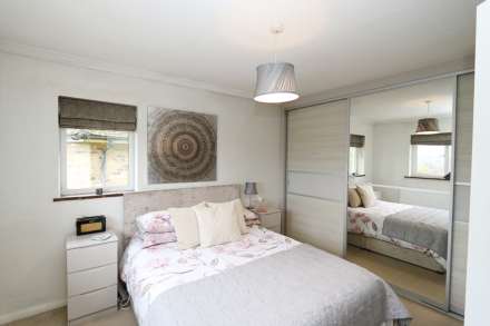 St James Close, Pangbourne - 5 bedrooms. Walk to shops & station to London,, Image 10