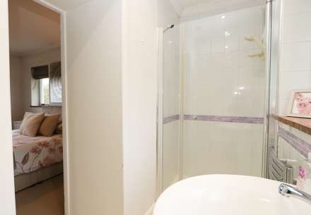 St James Close, Pangbourne - 5 bedrooms. Walk to shops & station to London,, Image 11