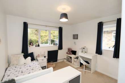 St James Close, Pangbourne - 5 bedrooms. Walk to shops & station to London,, Image 14