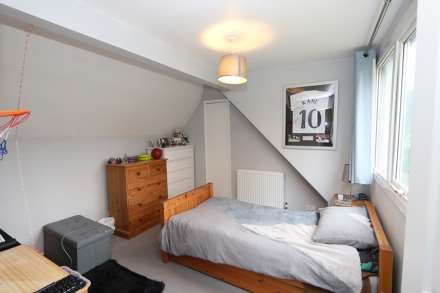 St James Close, Pangbourne - 5 bedrooms. Walk to shops & station to London,, Image 15