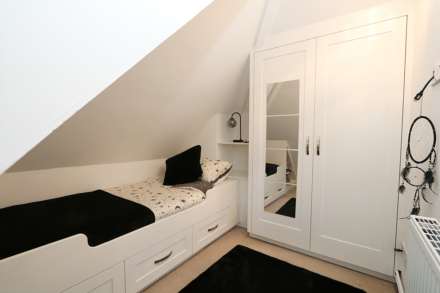 St James Close, Pangbourne - 5 bedrooms. Walk to shops & station to London,, Image 16