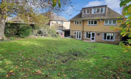 St James Close, Pangbourne - 5 bedrooms. Walk to shops & station to London,, Image 3