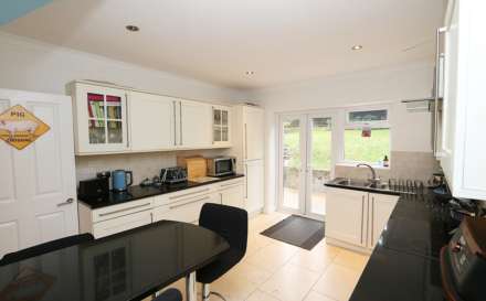 St James Close, Pangbourne - 5 bedrooms. Walk to shops & station to London,, Image 5
