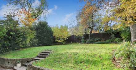 St James Close, Pangbourne - 5 bedrooms. Walk to shops & station to London,, Image 7