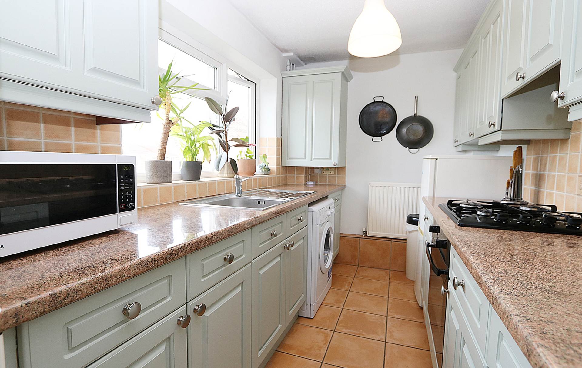 Pangbourne - Walk to station and shops. Excellent 1st home or investment/ letting property, Image 2