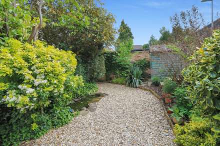 Pangbourne - Walk to station and shops. Excellent 1st home or investment/ letting property, Image 11