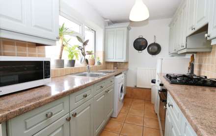 Pangbourne - Walk to station and shops. Excellent 1st home or investment/ letting property, Image 2