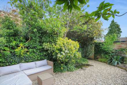Pangbourne - Walk to station and shops. Excellent 1st home or investment/ letting property, Image 3