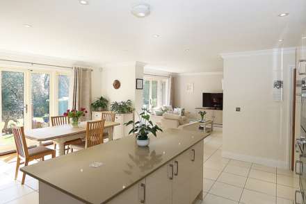 Pangbourne, Berkshire - Set in a beautiful location, Image 2