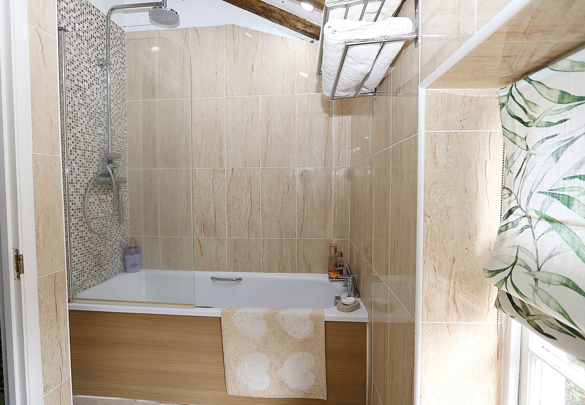 Englefield Road, Theale - Walk to the shops &  train station to London, Image 14