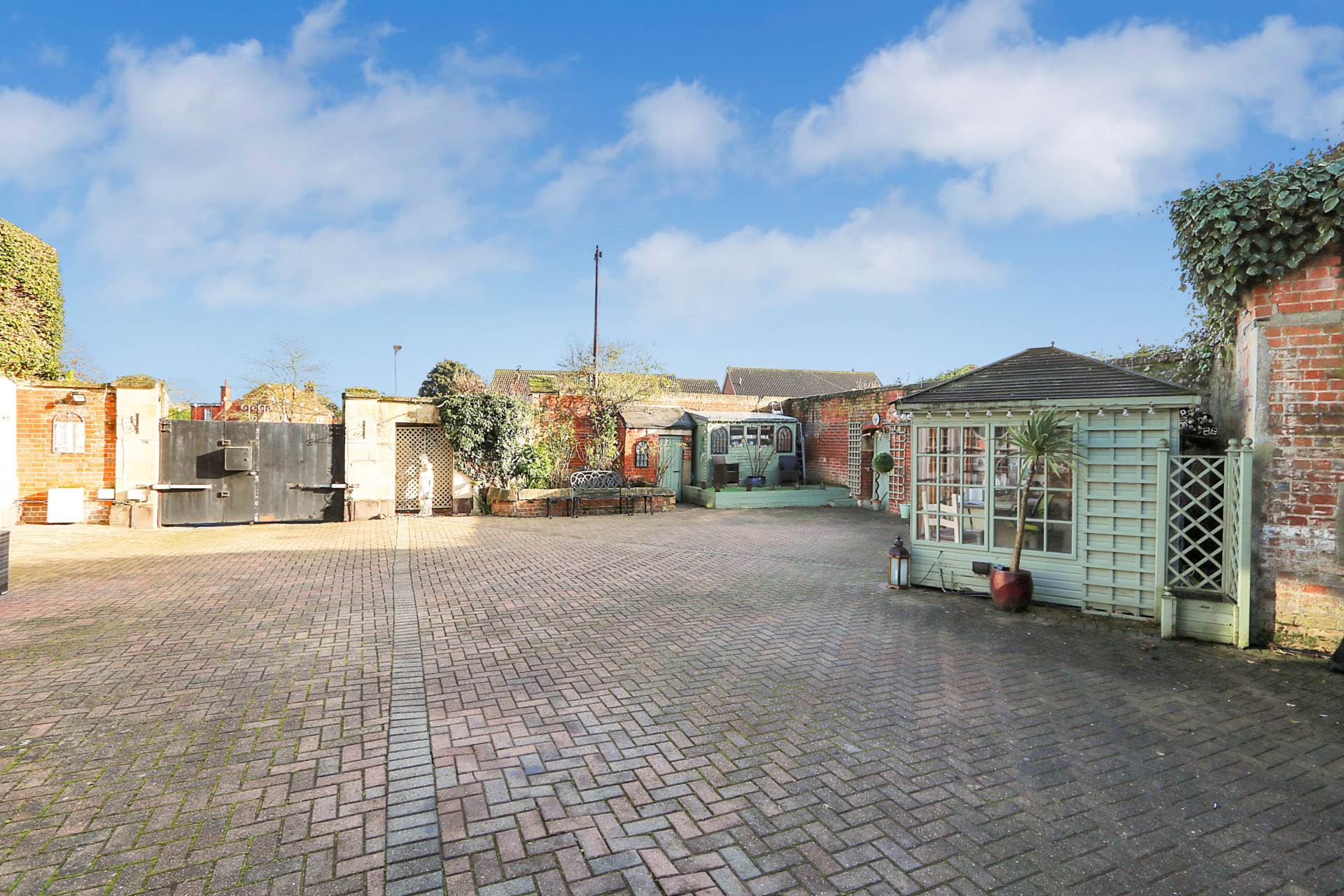 Englefield Road, Theale - Walk to the shops &  train station to London, Image 17