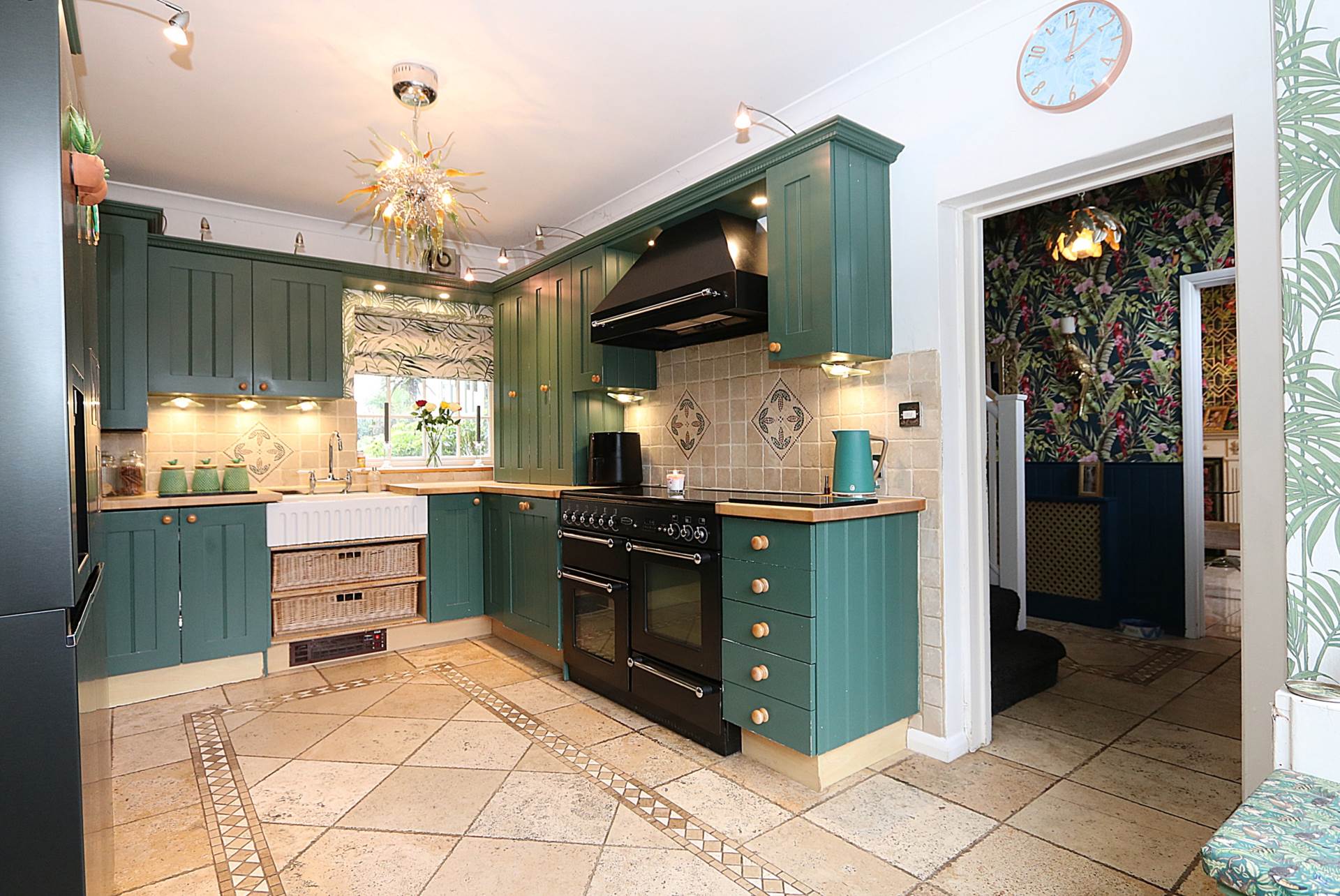 Englefield Road, Theale - Walk to the shops &  train station to London, Image 2