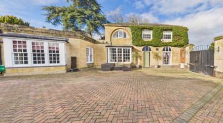 Englefield Road, Theale - Walk to the shops &  train station to London