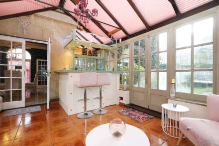 Englefield Road, Theale - Walk to the shops &  train station to London, Image 10