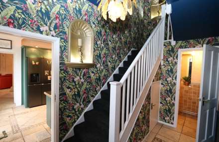 Englefield Road, Theale - Walk to the shops &  train station to London, Image 11