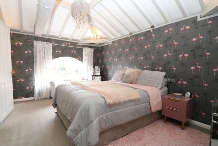 Englefield Road, Theale - Walk to the shops &  train station to London, Image 12