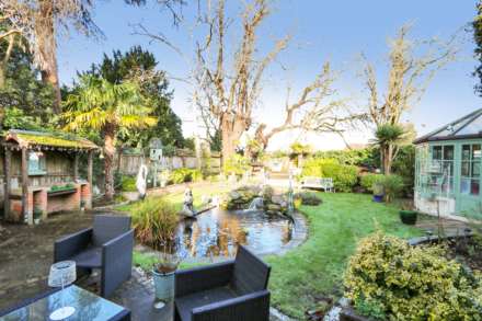 Englefield Road, Theale - Walk to the shops &  train station to London, Image 16