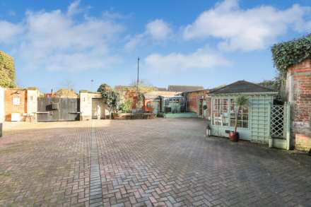 Englefield Road, Theale - Walk to the shops &  train station to London, Image 17