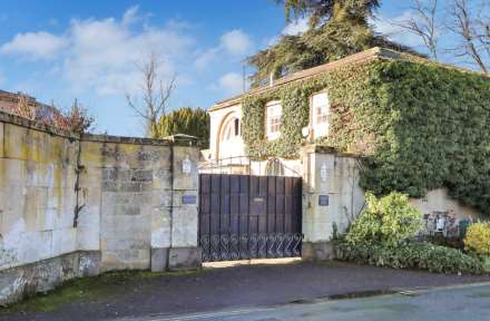 Englefield Road, Theale - Walk to the shops &  train station to London, Image 18