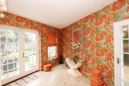 Englefield Road, Theale - Walk to the shops &  train station to London, Image 8