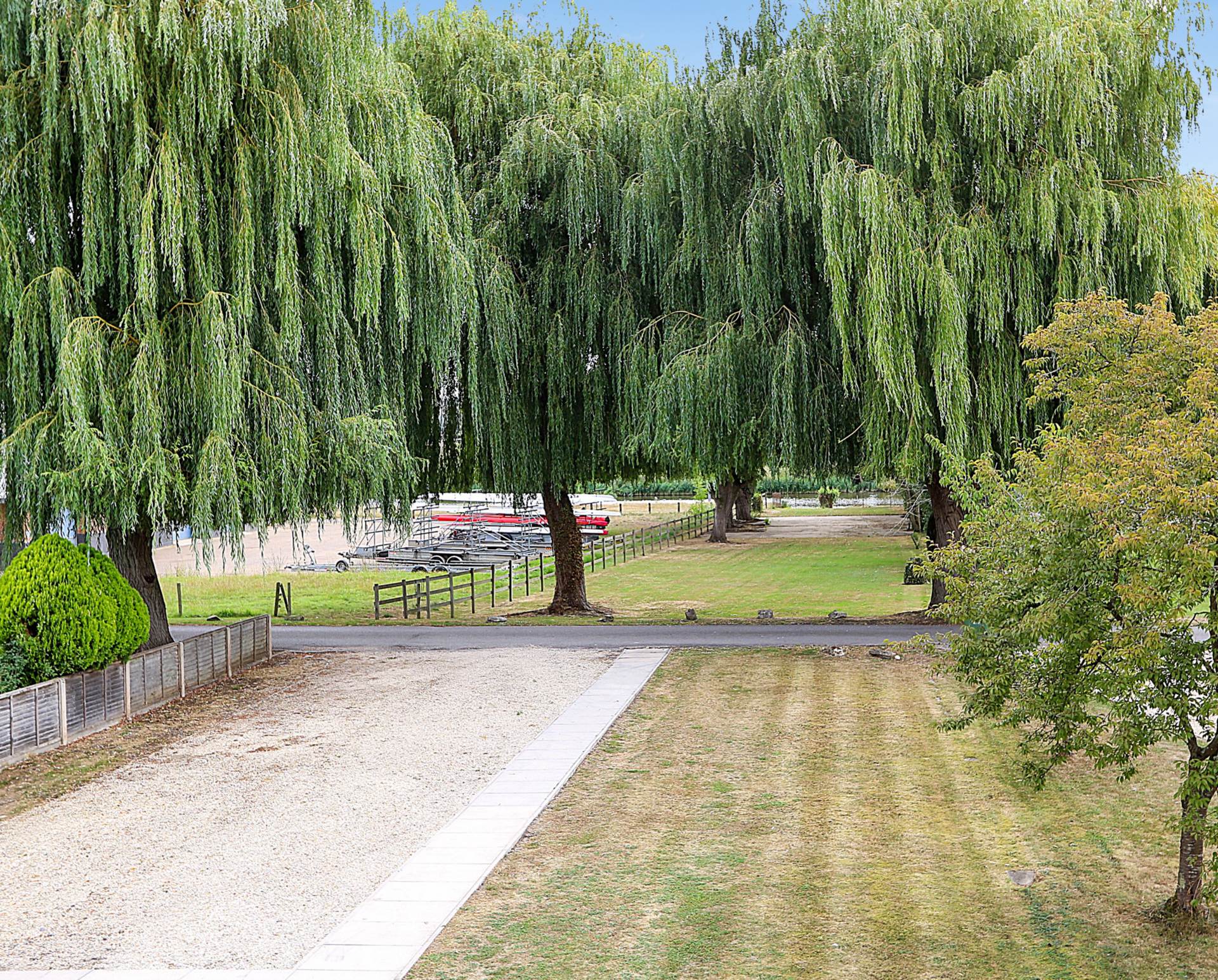 Chalmore Gardens, Wallingford - River frontage/ mooring. Walk to the market town shops, amenities, pubs, restaurants, Image 11