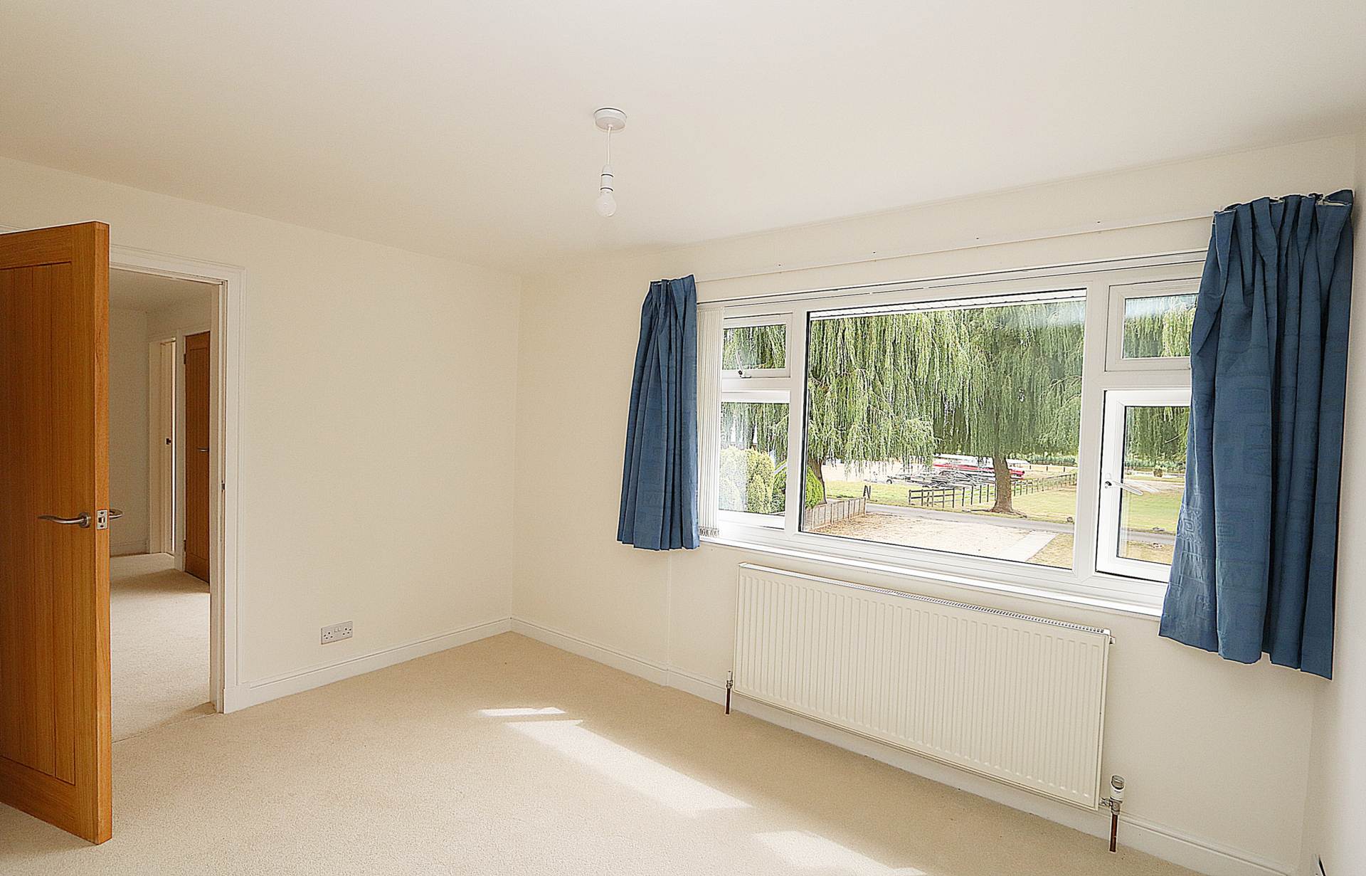 Chalmore Gardens, Wallingford - River frontage/ mooring. Walk to the market town shops, amenities, pubs, restaurants, Image 13