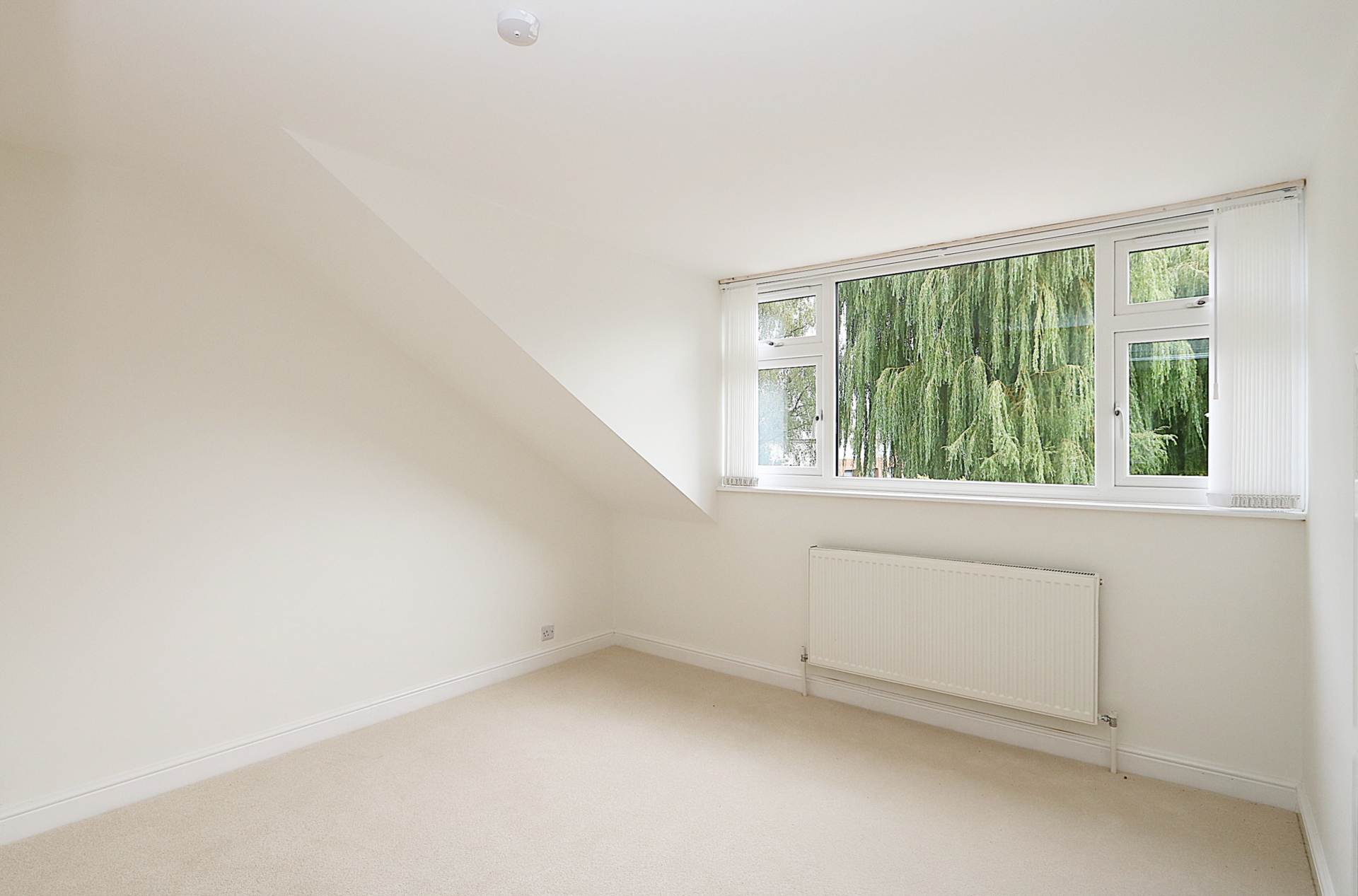 Chalmore Gardens, Wallingford - River frontage/ mooring. Walk to the market town shops, amenities, pubs, restaurants, Image 17