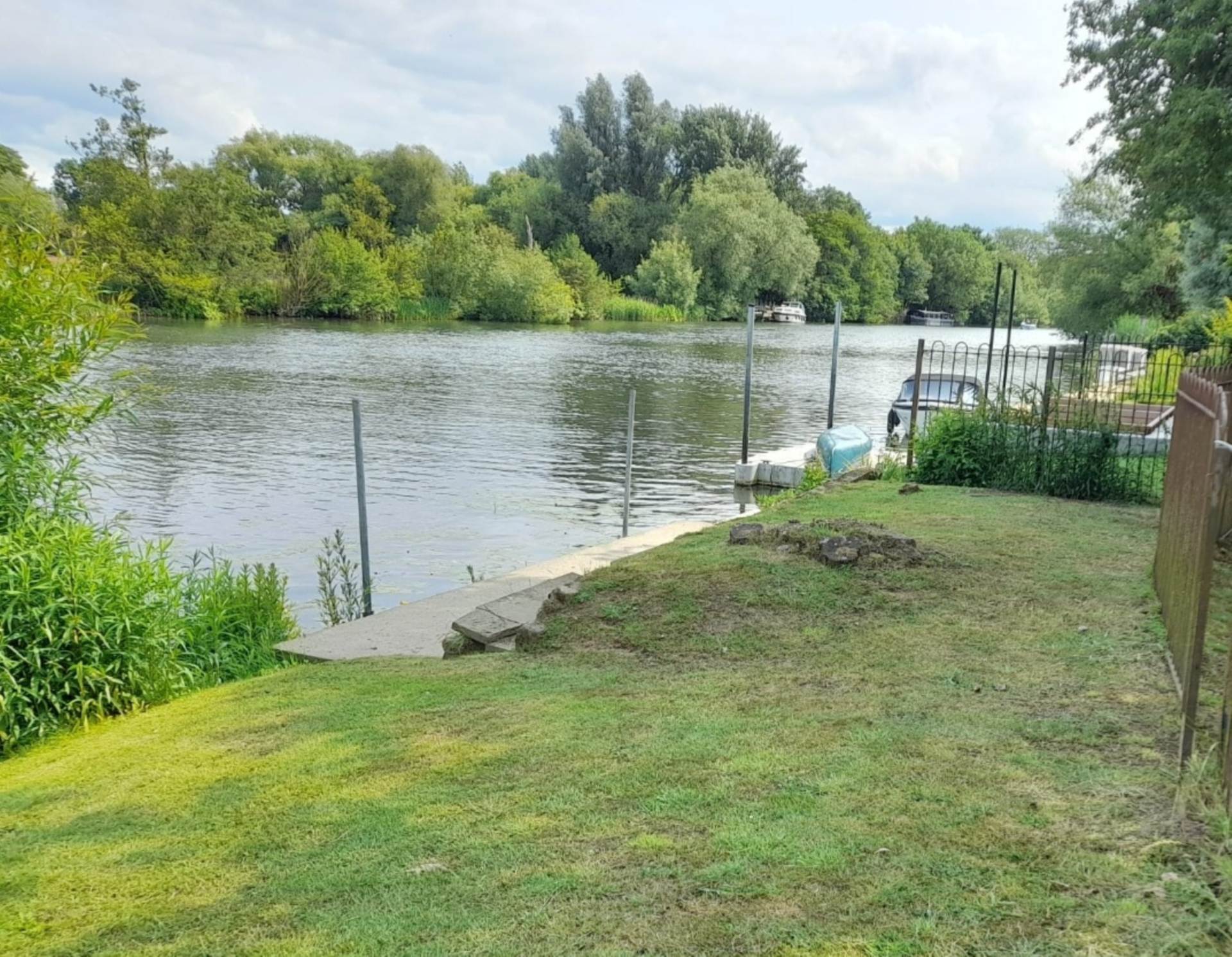 Chalmore Gardens, Wallingford - River frontage/ mooring. Walk to the market town shops, amenities, pubs, restaurants, Image 2