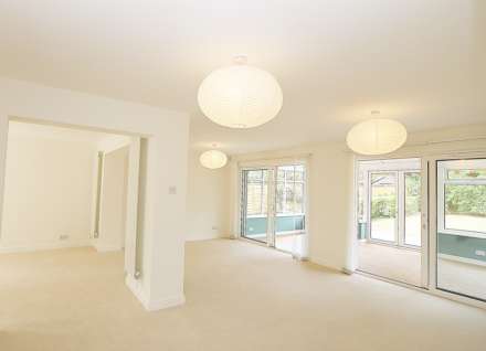 Chalmore Gardens, Wallingford - River frontage/ mooring. Walk to the market town shops, amenities, pubs, restaurants, Image 4